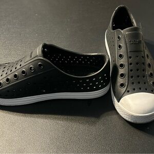 Saguaro White & Black Shoes – Size 2.5